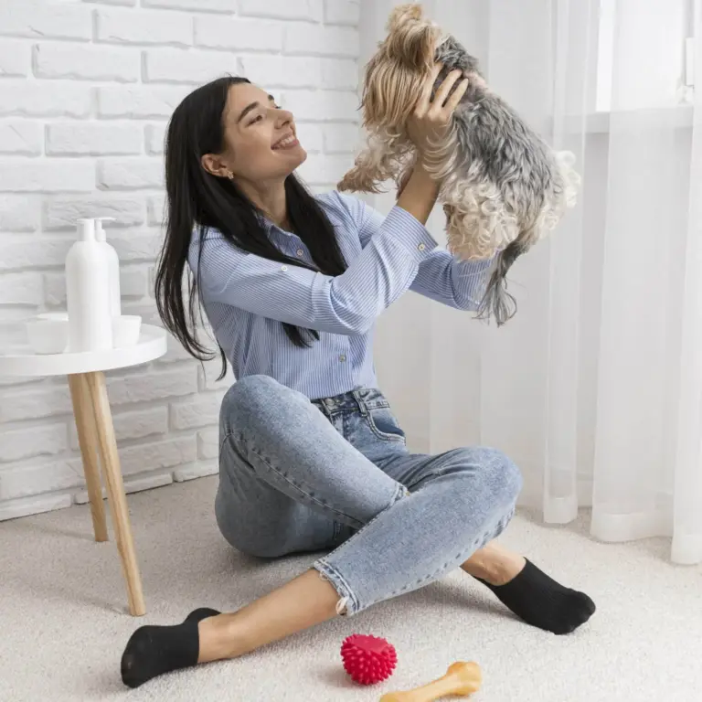 influenceuse-a-la-maison-s-amusant-avec-un-chien