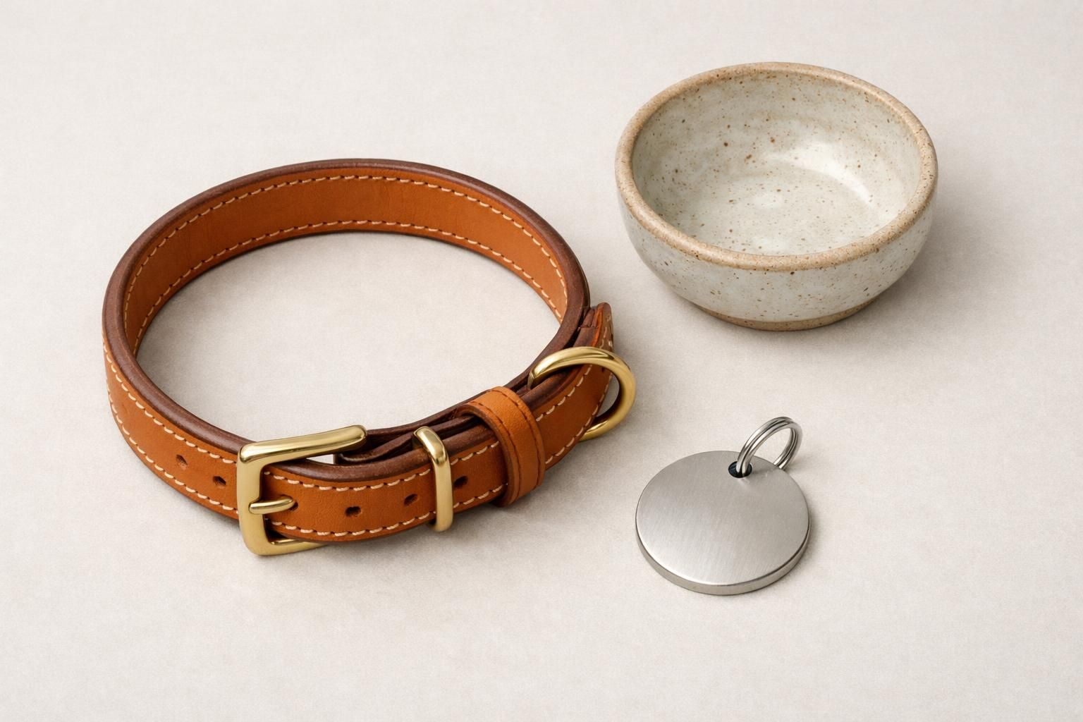 Sélection d'accessoires premium pour chien en cuir et céramique